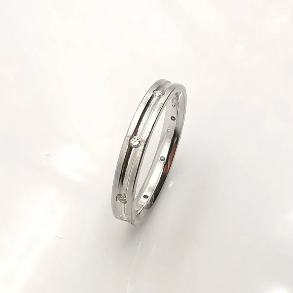 Alliance en or blanc et diamants