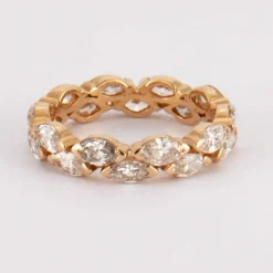 Alliance en or jaune, diamants, marquise