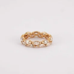Alliance en or jaune, diamants, marquise