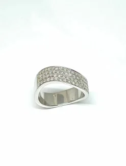 Alliance ondulée en or blanc et diamants