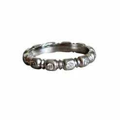 Alliance or blanc sertie de diamants