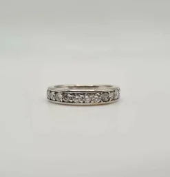 Alliance or blanc sertie de diamants naturels