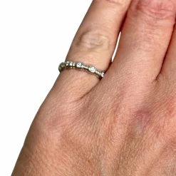 Alliance or blanc sertie de diamants