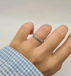 Alliance or blanc sertie de diamants naturels