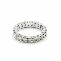 Alliance or blanc sertie de diamants