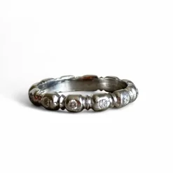 Alliance or blanc sertie de diamants