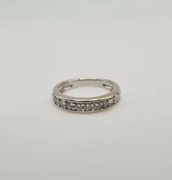 Alliance or blanc sertie de diamants naturels