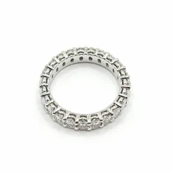 Alliance or blanc sertie de diamants