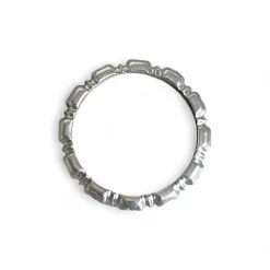 Alliance or blanc sertie de diamants