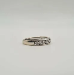 Alliance or blanc sertie de diamants naturels