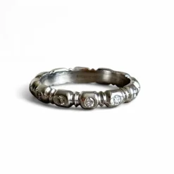 Alliance or blanc sertie de diamants