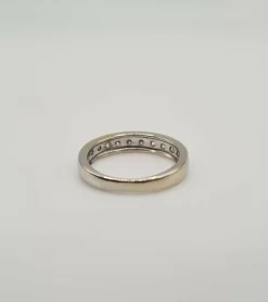 Alliance or blanc sertie de diamants naturels