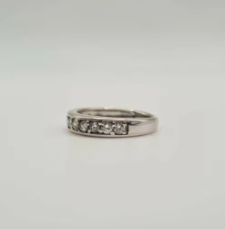 Alliance or blanc sertie de diamants naturels