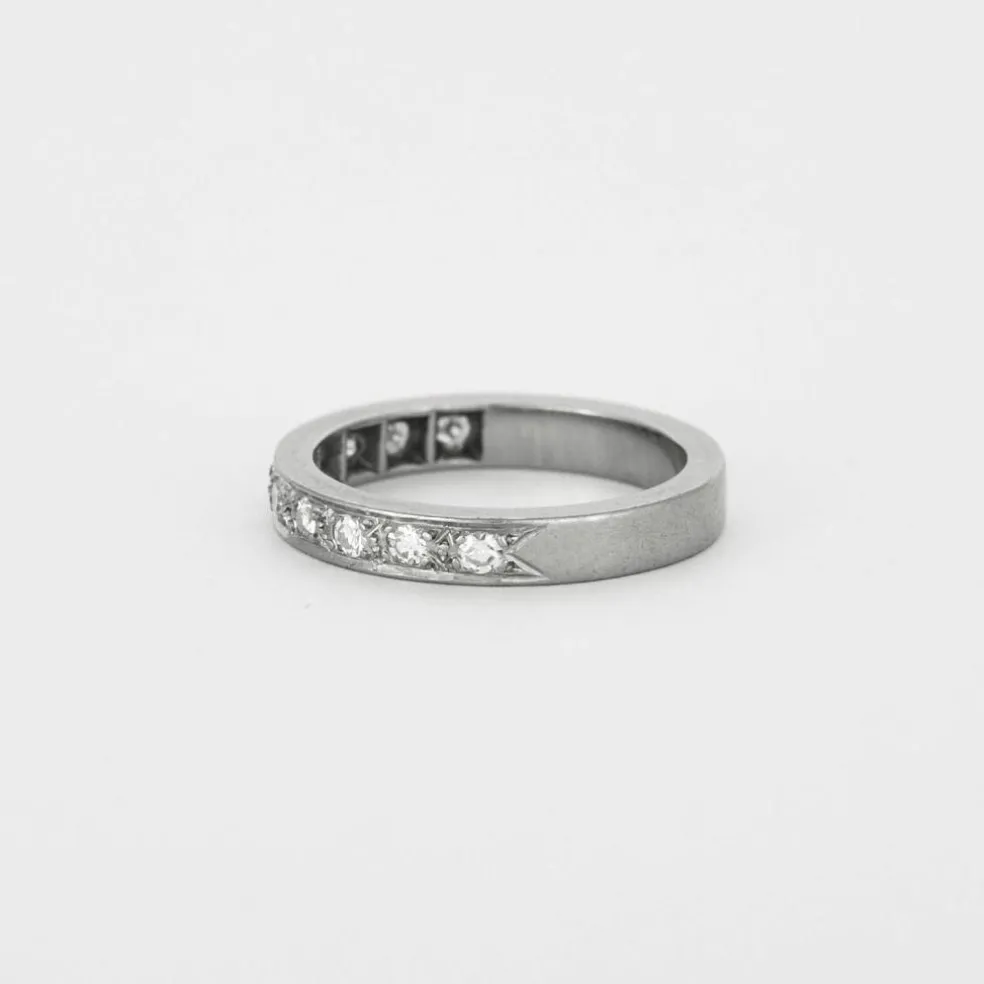 Alliance or gris ornée de diamants