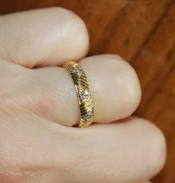 Alliance or jaune et diamants motifs triangles