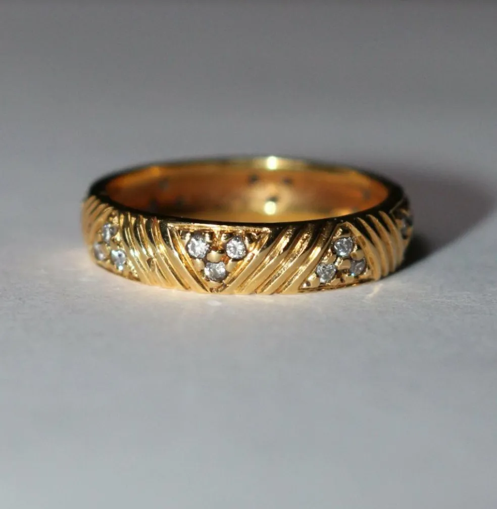 Alliance or jaune et diamants motifs triangles