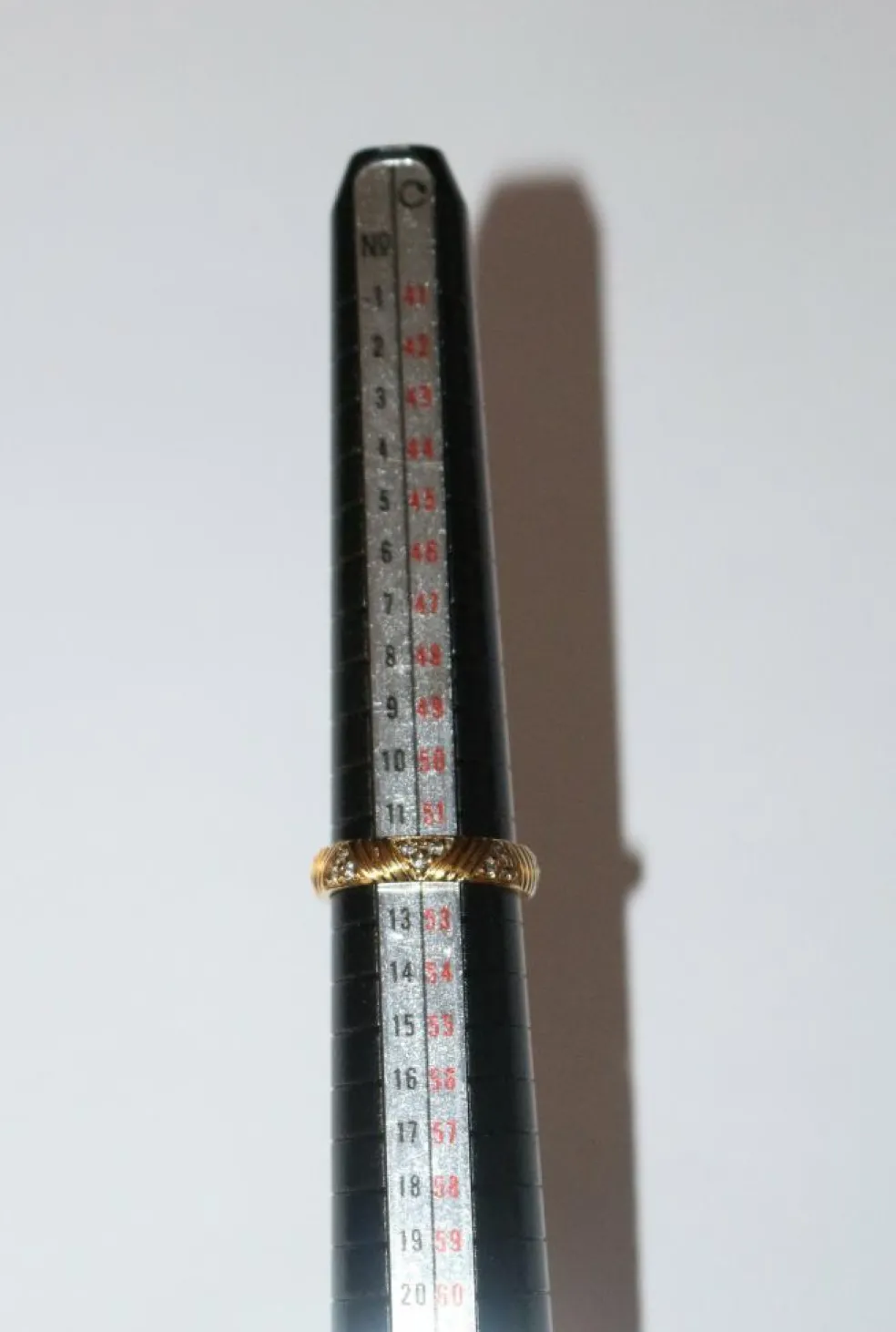 Alliance or jaune et diamants motifs triangles