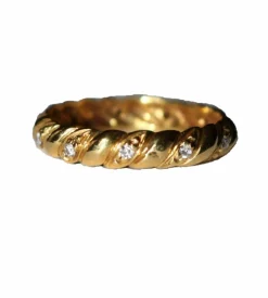 Alliance or jaune godronnée et diamants