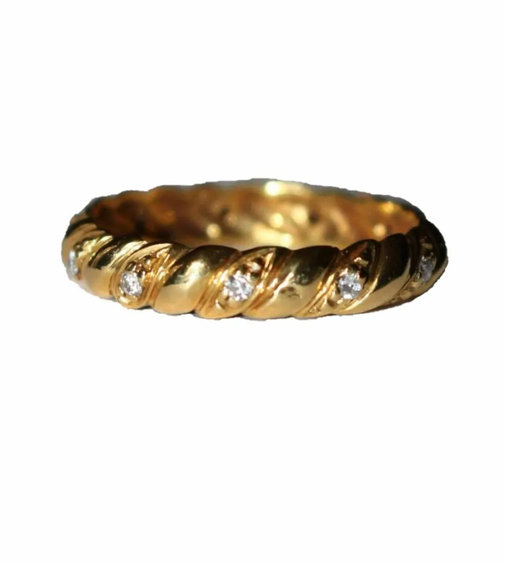 Alliance or jaune godronnée et diamants