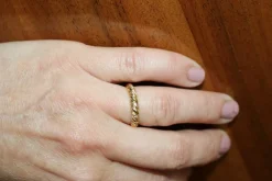 Alliance or jaune godronnée et diamants