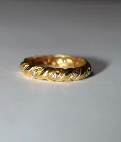 Alliance or jaune godronnée et diamants