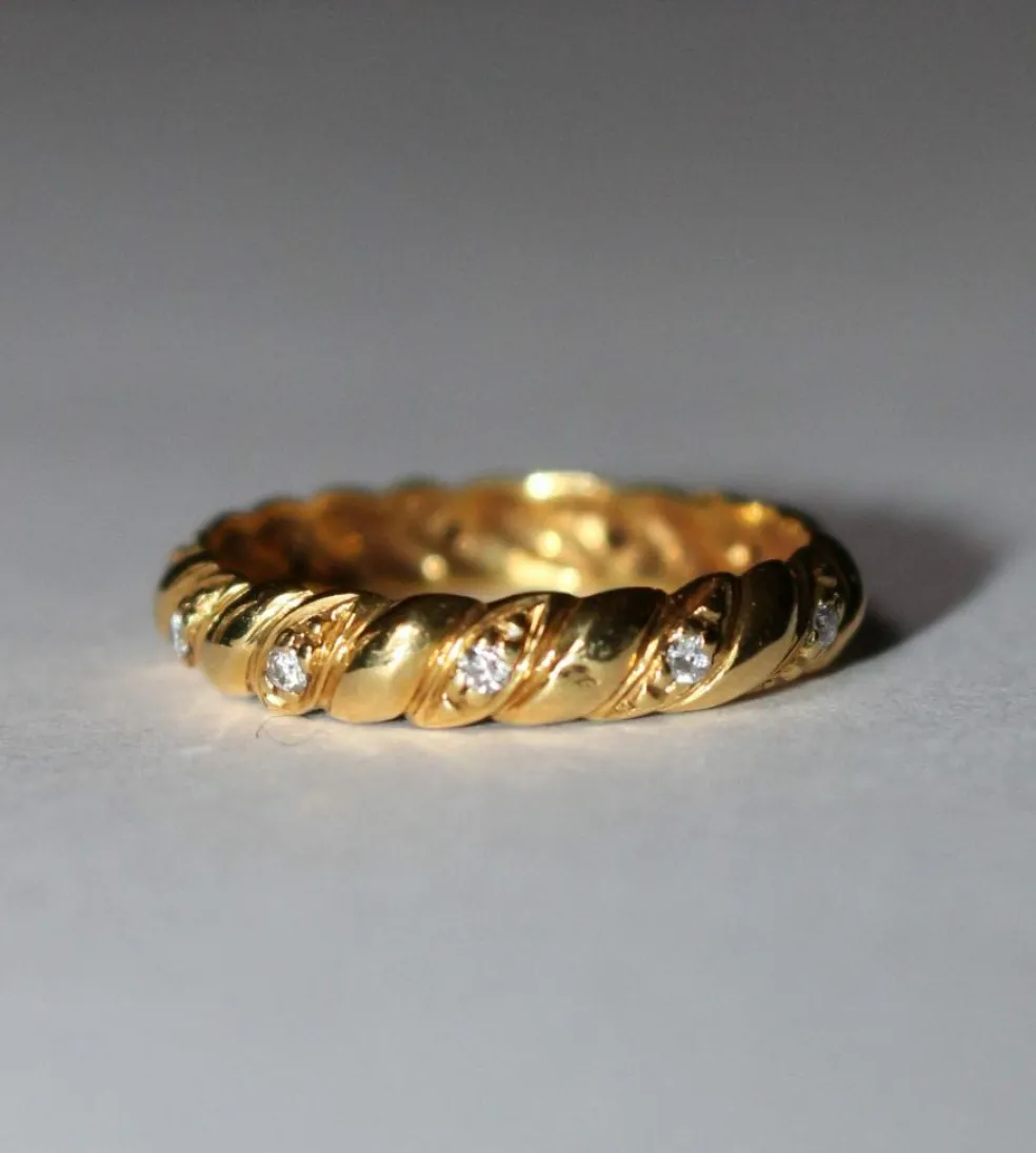Alliance or jaune godronnée et diamants