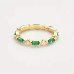 Alliance or jaune, émeraude et diamants