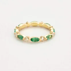 Alliance or jaune, émeraude et diamants