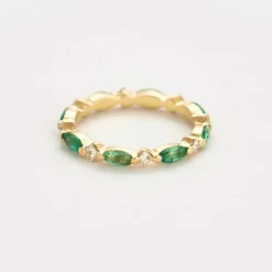 Alliance or jaune, émeraude et diamants