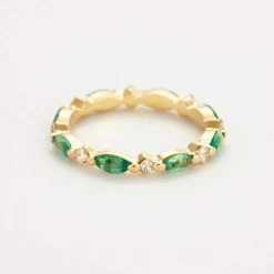 Alliance or jaune, émeraude et diamants