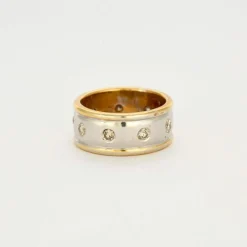 Alliance or jaune, or blanc et diamants