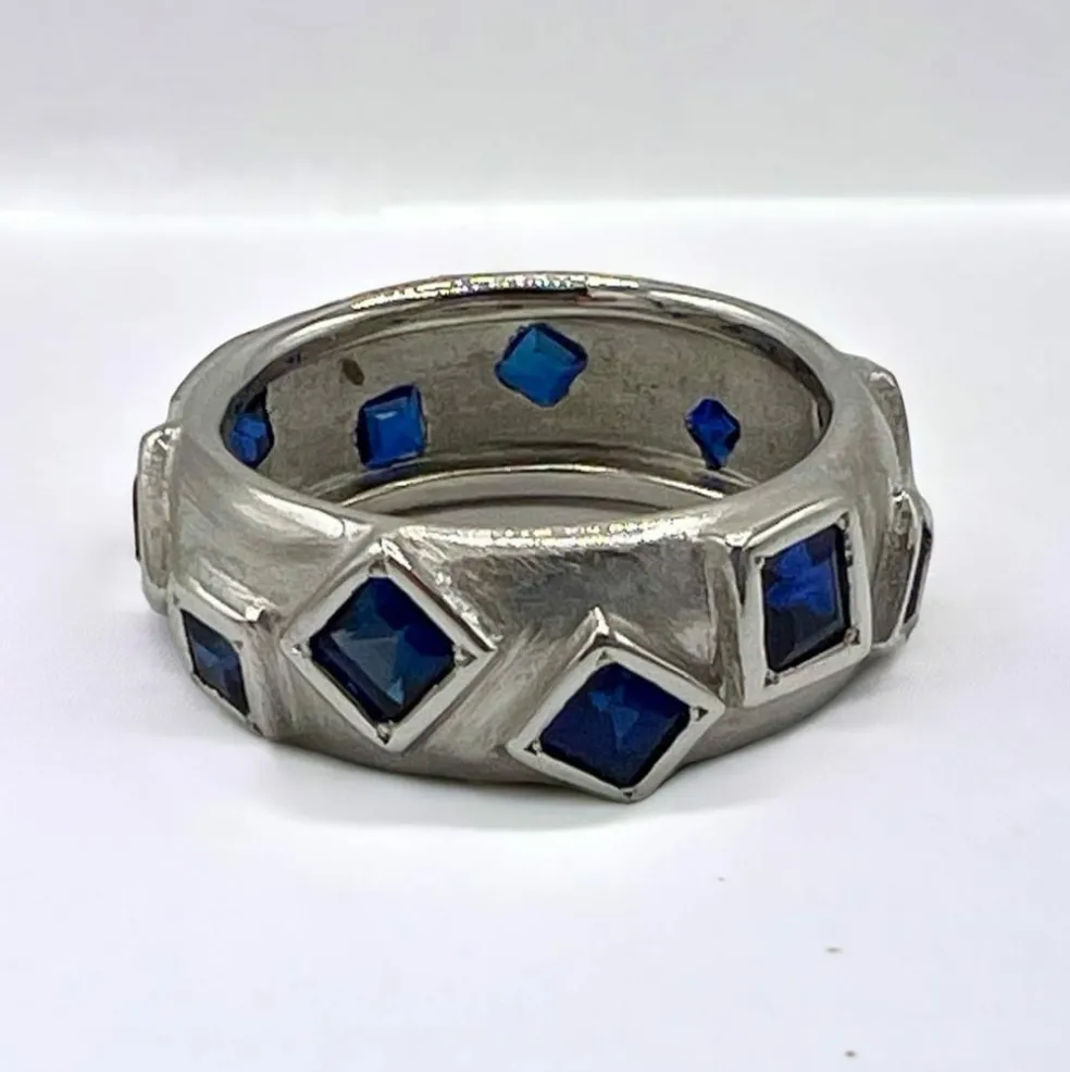 Alliance sertie de saphirs or gris