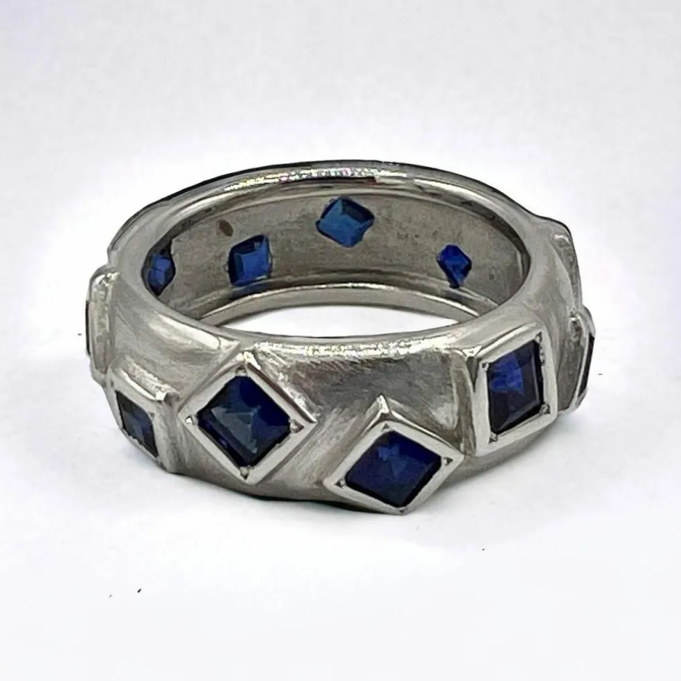 Alliance sertie de saphirs or gris