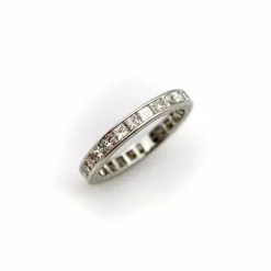 Alliance éternité en or 18 carats avec diamants taille princesse