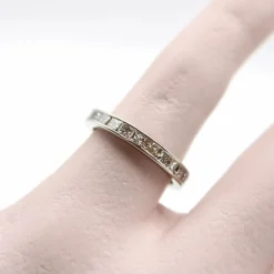 Alliance éternité en or 18 carats avec diamants taille princesse