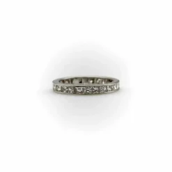 Alliance éternité en or 18 carats avec diamants taille princesse