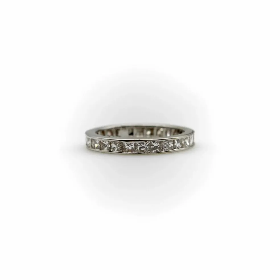 Alliance éternité en or 18 carats avec diamants taille princesse