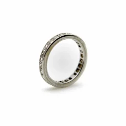 Alliance éternité en or 18 carats avec diamants taille princesse
