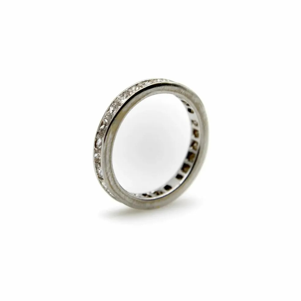 Alliance éternité en or 18 carats avec diamants taille princesse