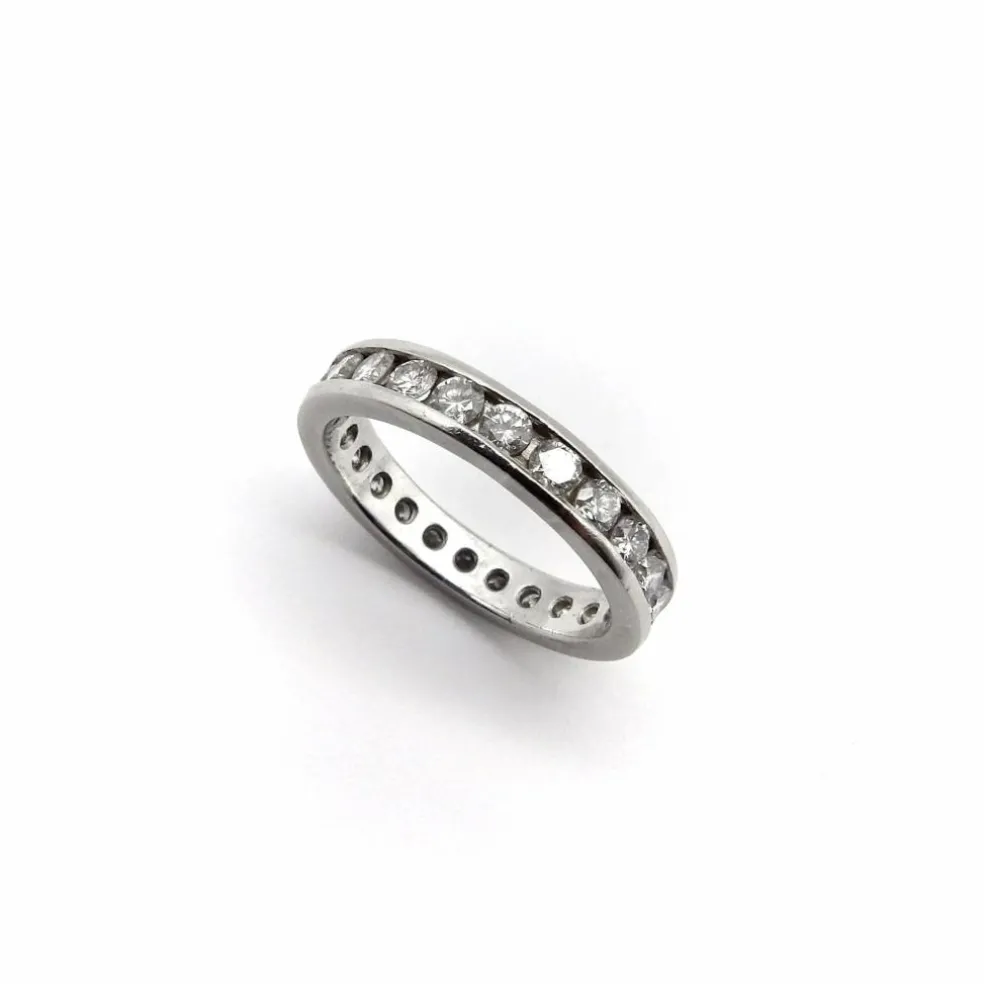 Alliance éternité en platine sertie de diamants