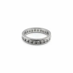 Alliance éternité en platine sertie de diamants