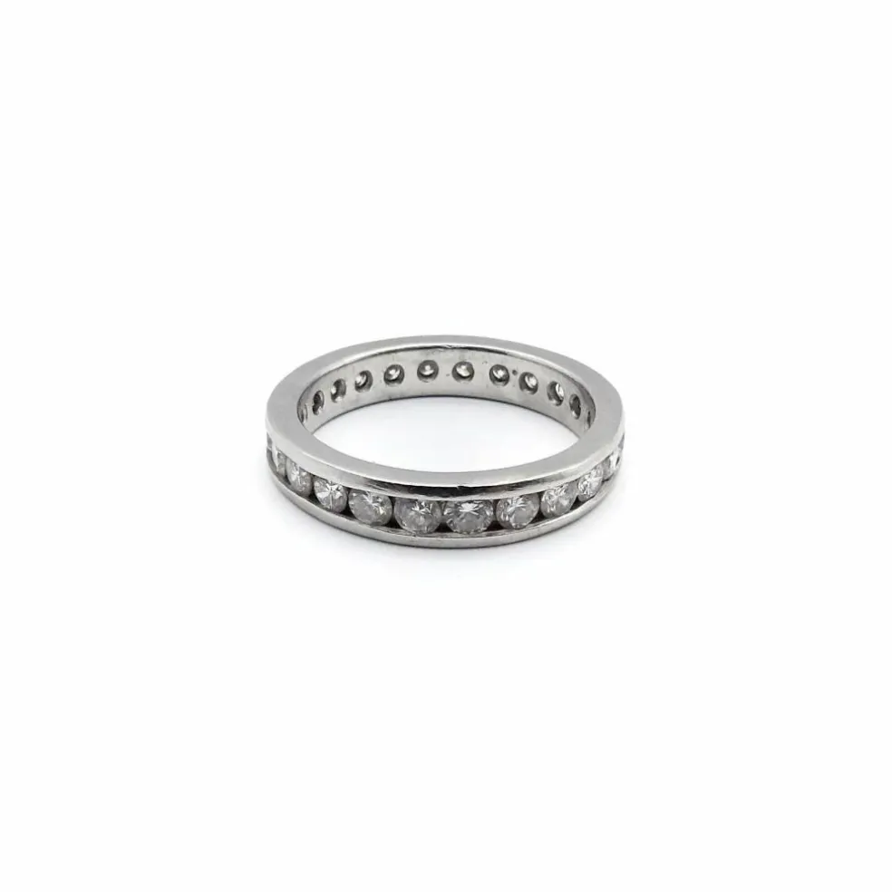 Alliance éternité en platine sertie de diamants