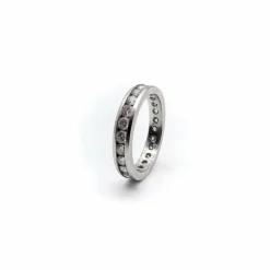 Alliance éternité en platine sertie de diamants