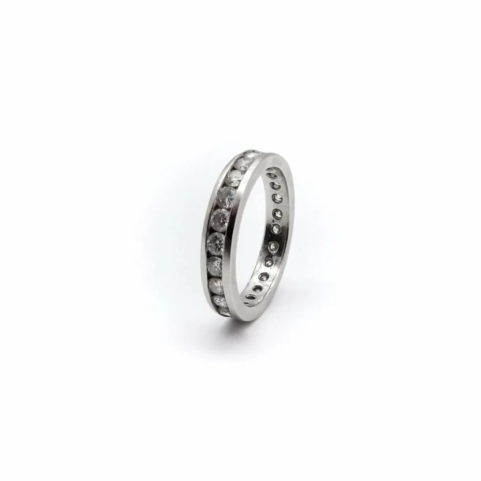 Alliance éternité en platine sertie de diamants