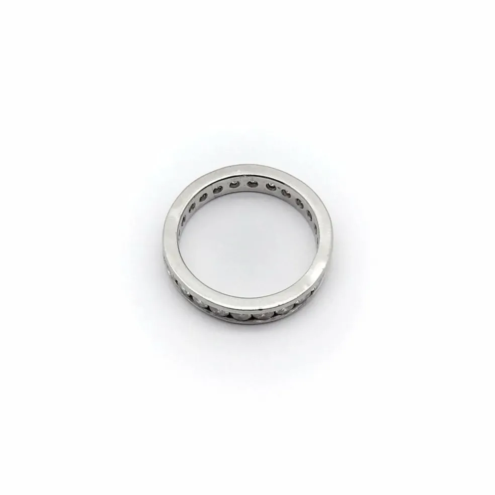 Alliance éternité en platine sertie de diamants