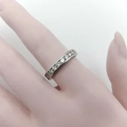 Alliance éternité en platine sertie de diamants