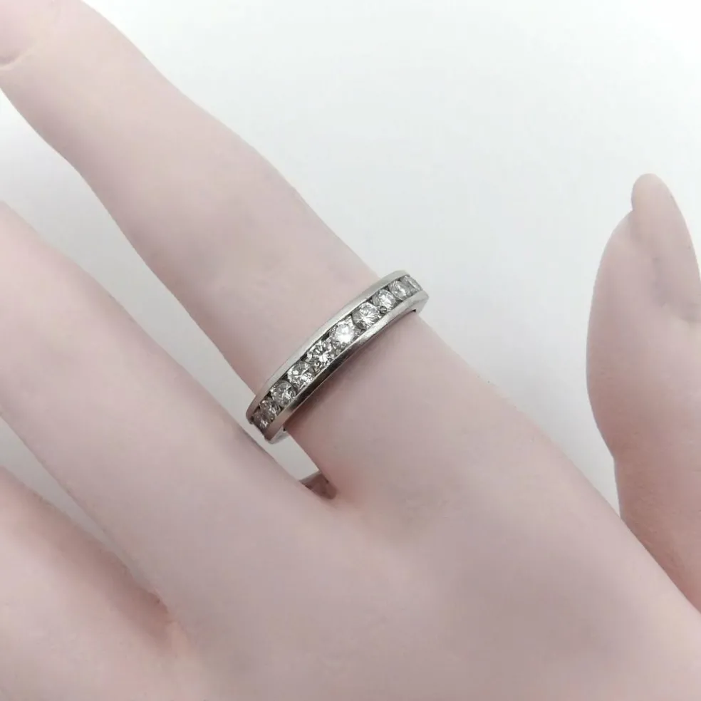 Alliance éternité en platine sertie de diamants
