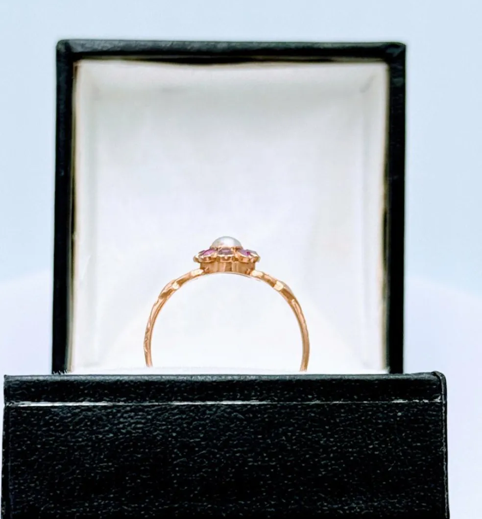Ancienne bague fleur or jaune sertie de rubis et perle