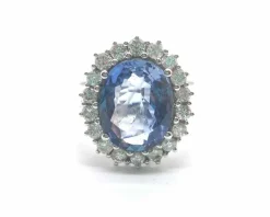 Anello con zaffiro Ceylon e pavè di diamanti