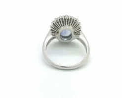 Anello con zaffiro Ceylon e pavè di diamanti